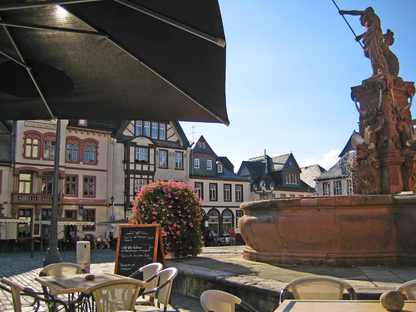 Der Marktplatz von Weilburg mit dem Neptunbrunnen
