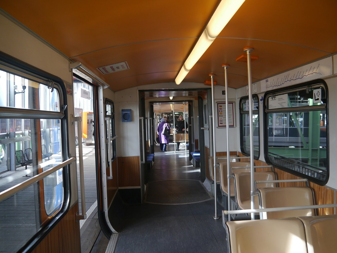 Blick in den Innenraum eines Wagens der Wuppertaler Schwebebahn