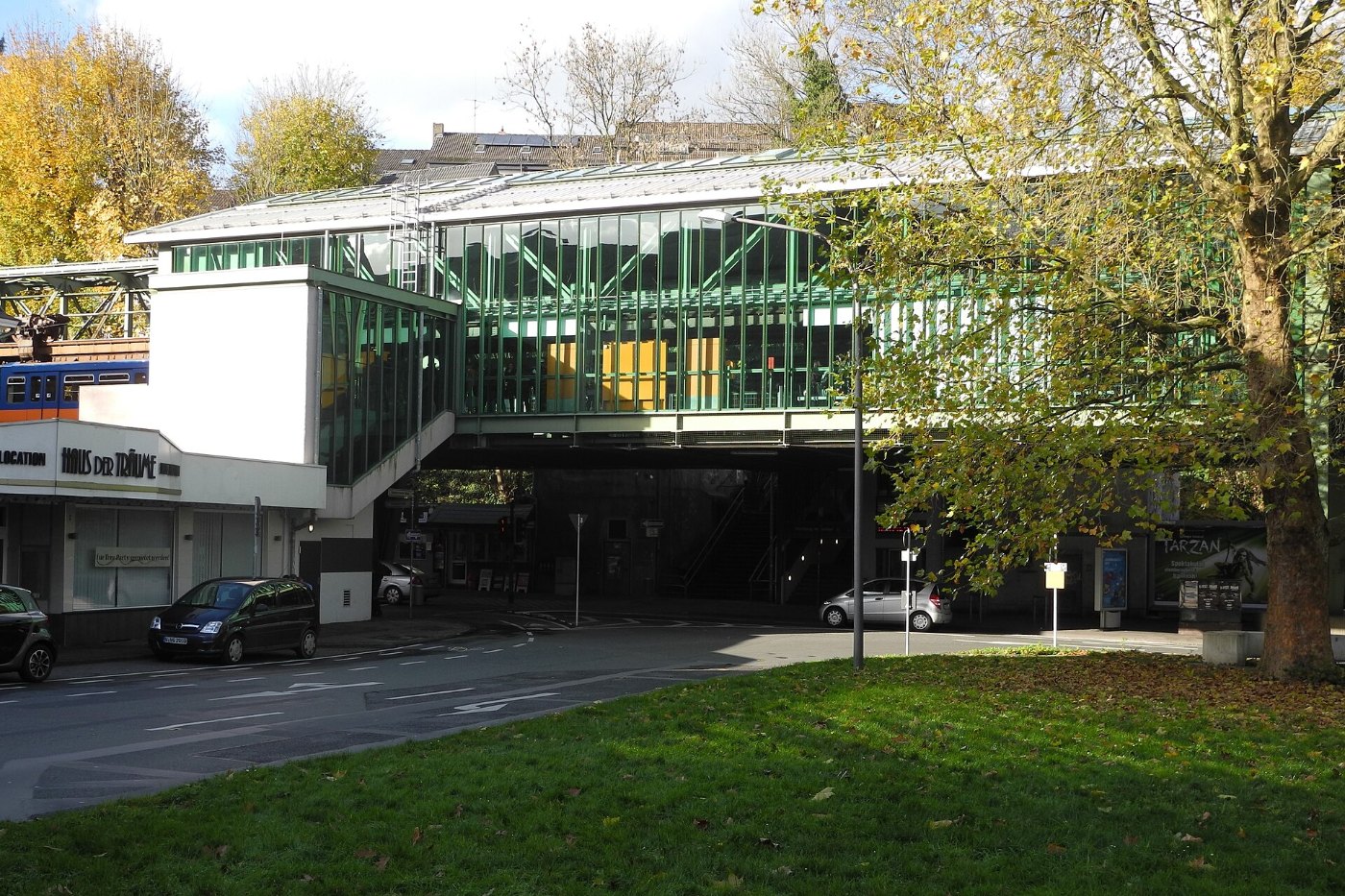 Eine Bahn der alten Bauart fährt in den Schwebebahnhof Hammerstein ein