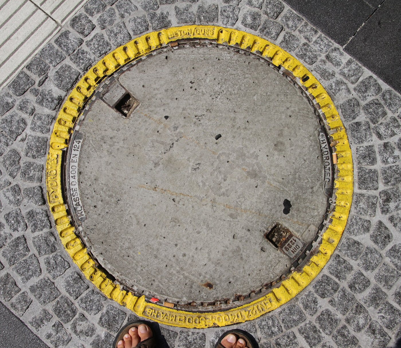 Wuerzburg Hauptbahnhof 04 Kanaldeckel 2018 gje