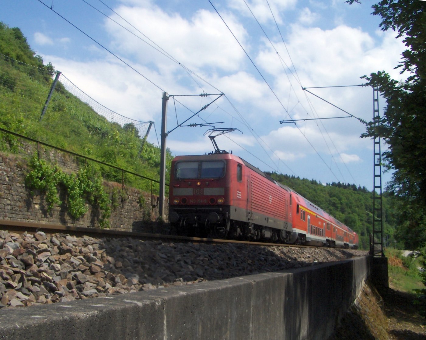 Baureihe 143 vor einem Nahverkehrszug