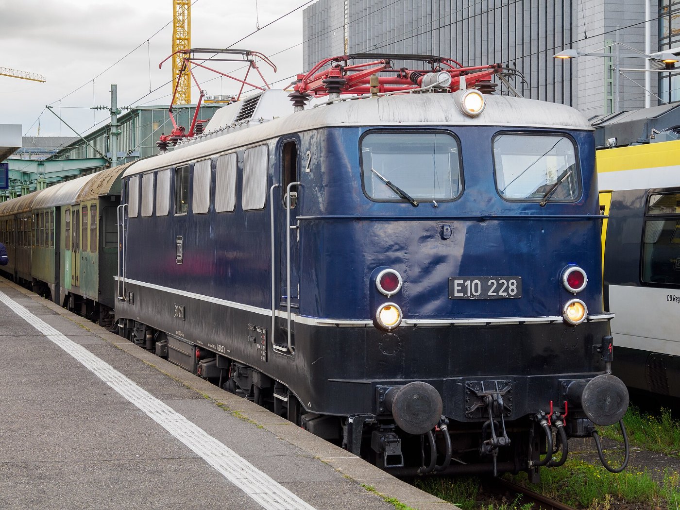 E 10 228 des DB Museums mit Sonderzug in Stuttgart (2024)
