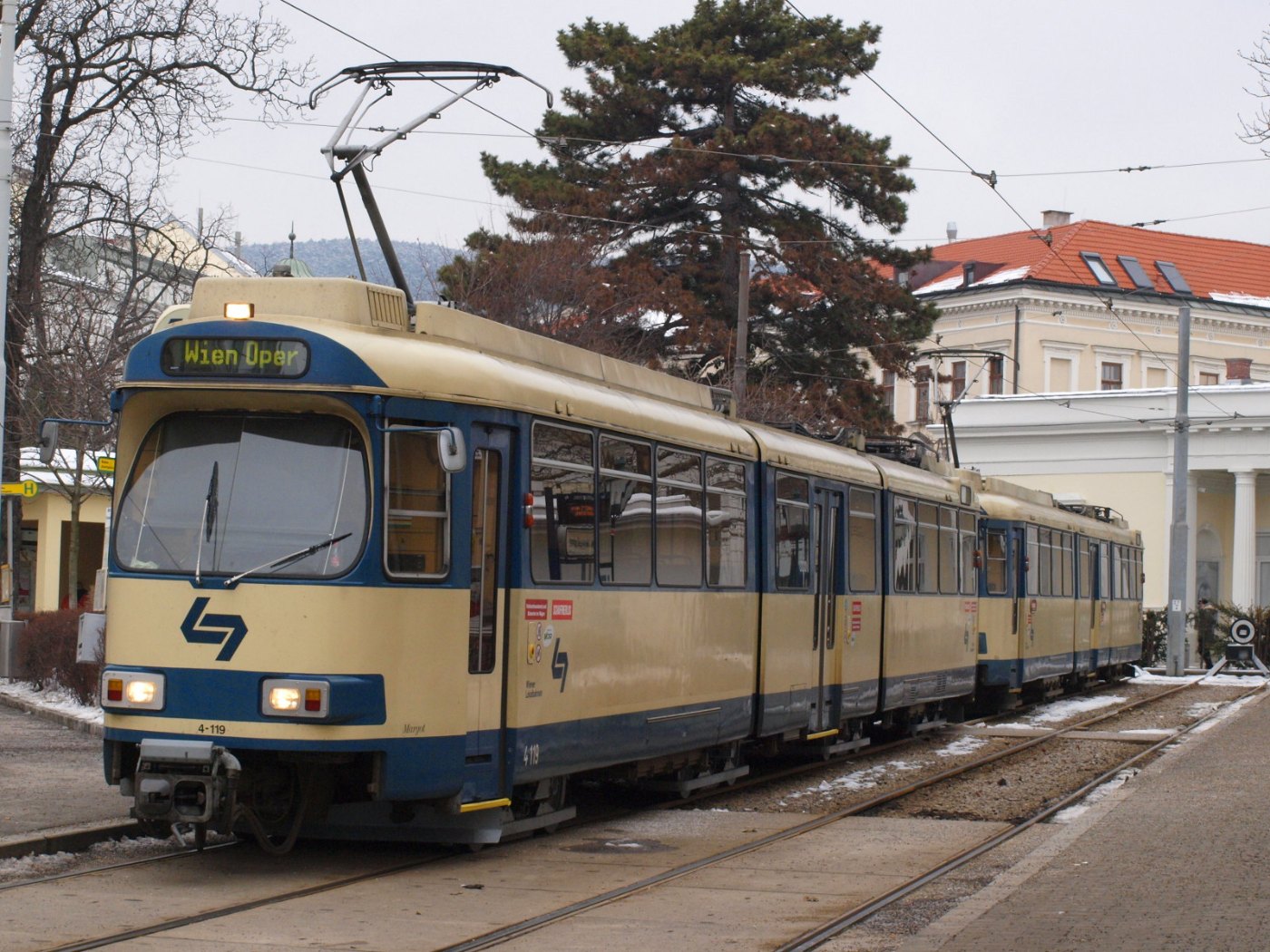 Badner Bahn im Winter Baden Josefsplatz