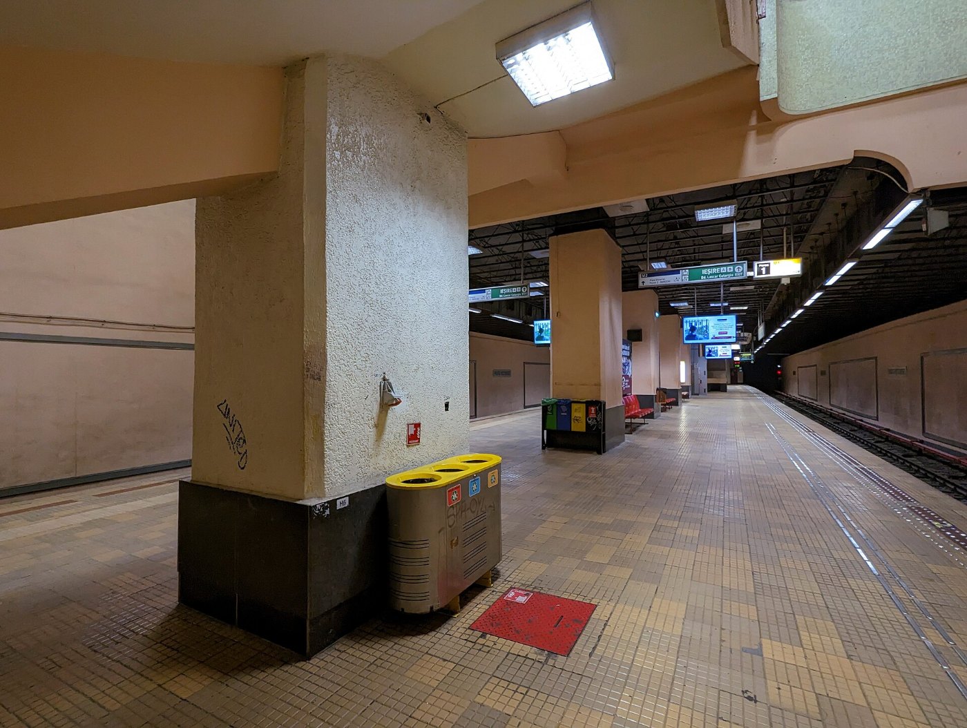 M1 platform of Piața Victoriei metro station, Bucharest, Romania 1