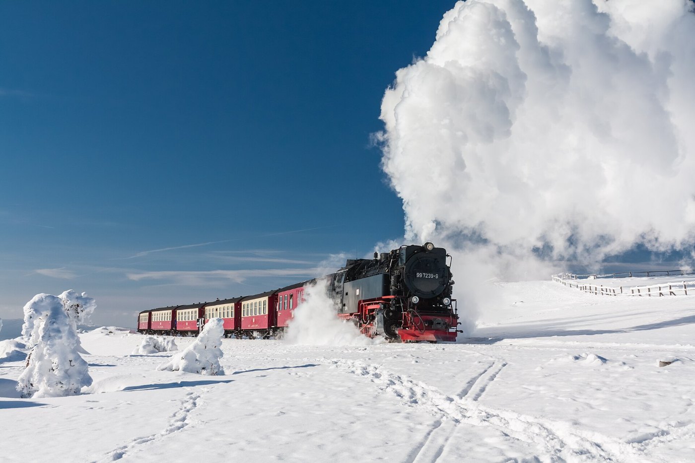 Dampfzug am Brocken in Winterlandschaft (2)