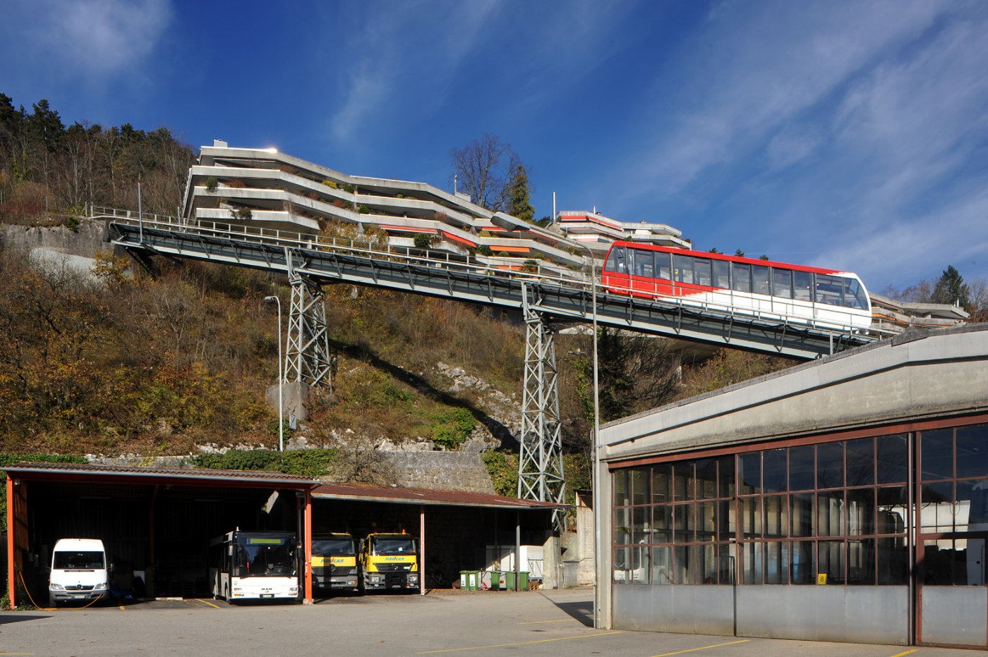 Ein Wagen der Biel-Magglingen-Bahn auf der steilen Strecke