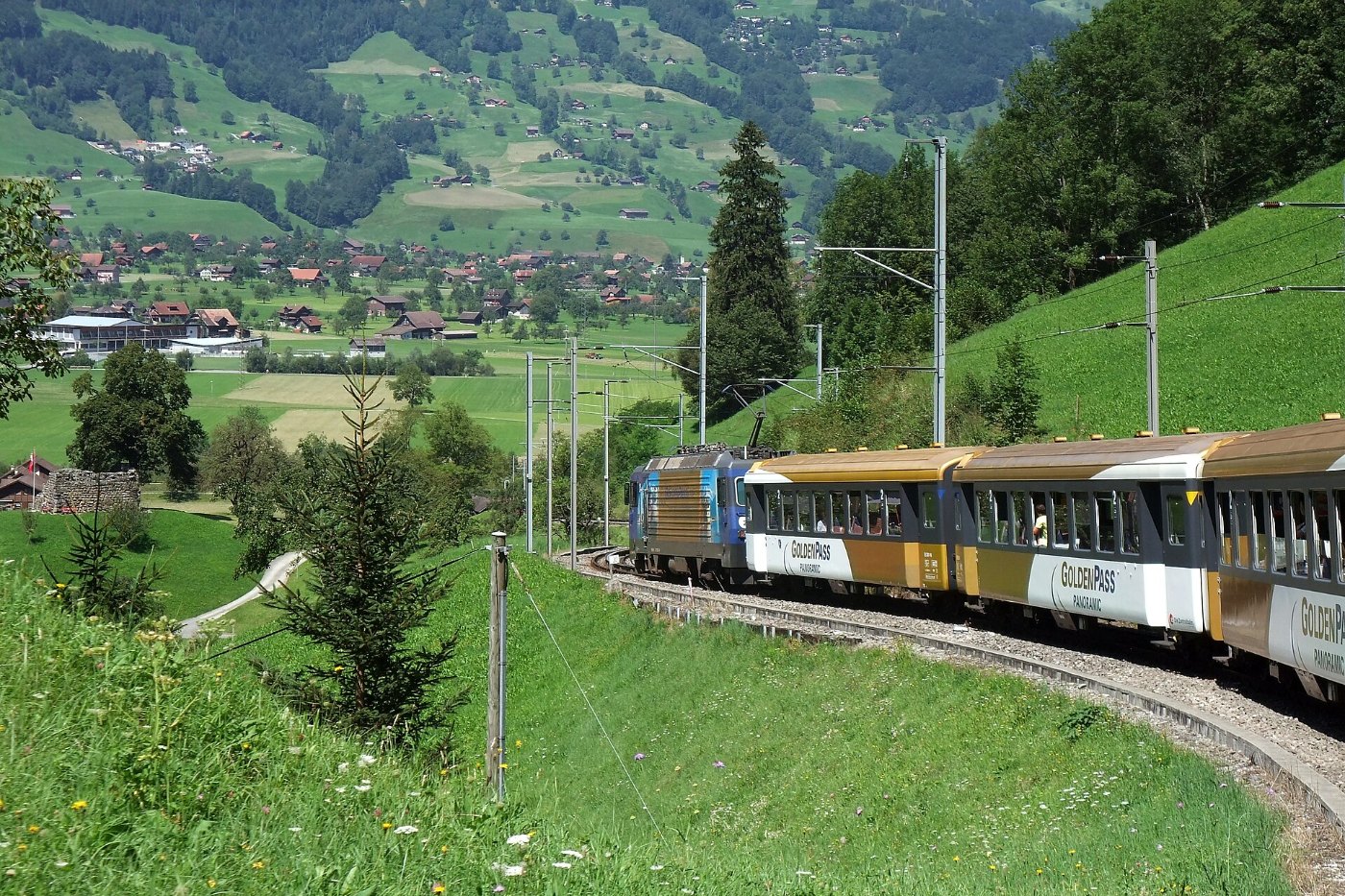 Ein Zug der Brünigbahn in den Schweizer Bergen