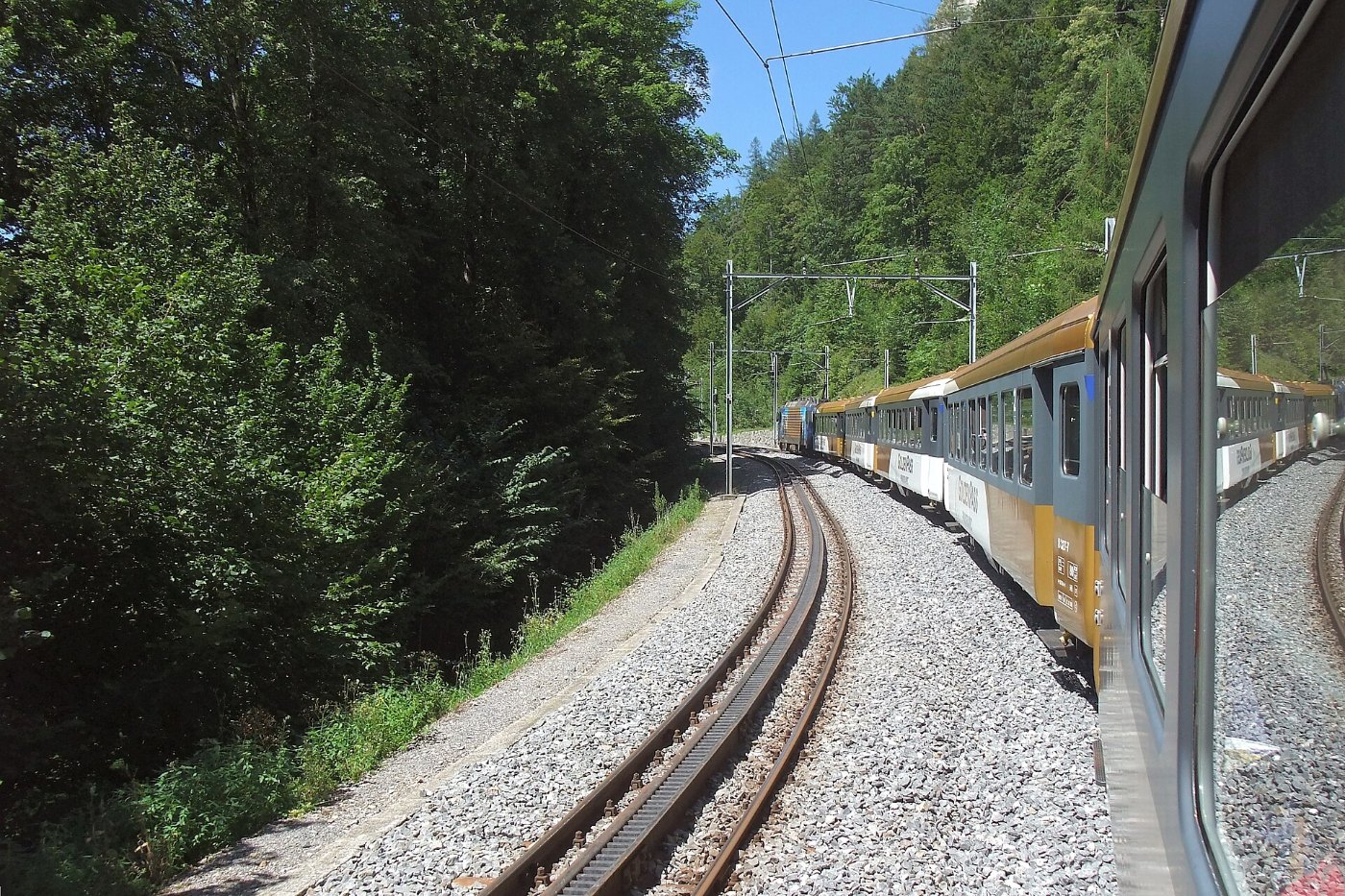 Die Brünigbahn über dem Brienzersee