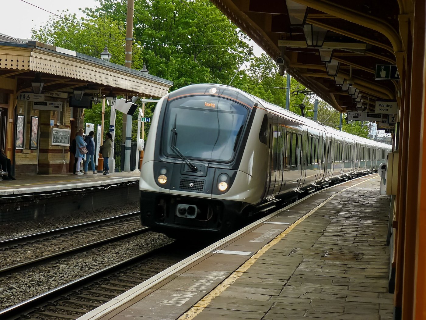 Class 345 Elizabeth Line train passing through Hanwell station 01