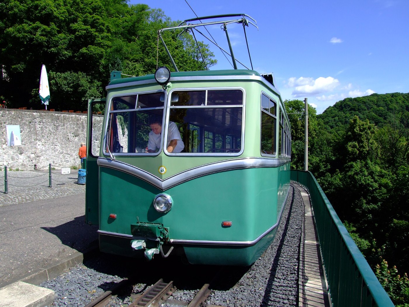 Ein Zug der Drachenfelsbahn oberhalb von Königswinter