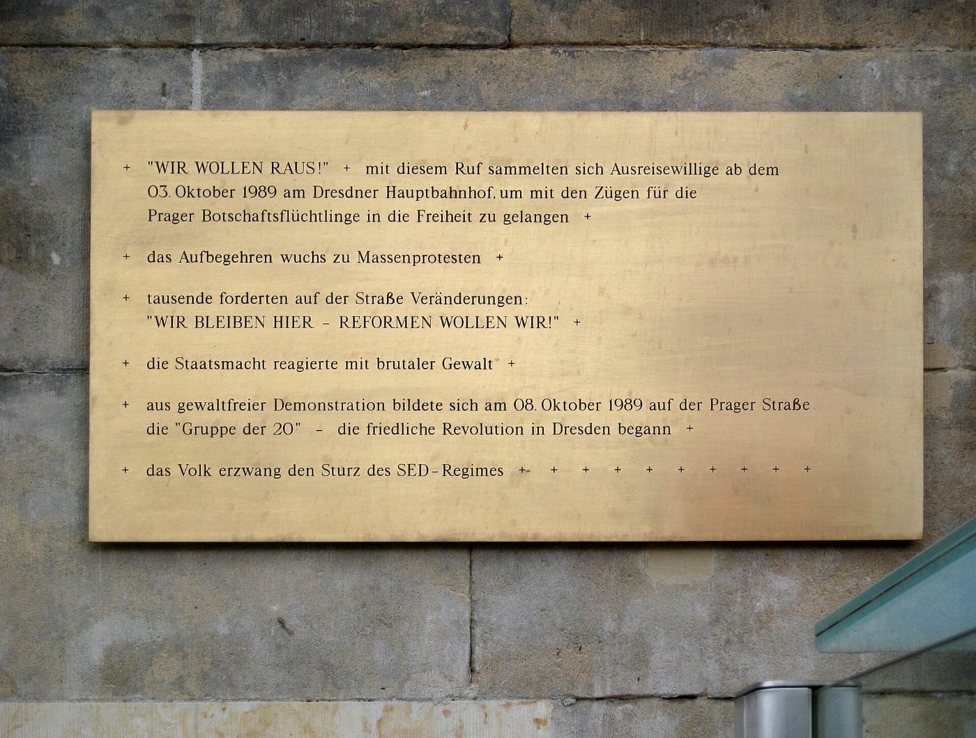 Dresden Hauptbahnhof Gedenktafel Oktober 1989 IMG 7135