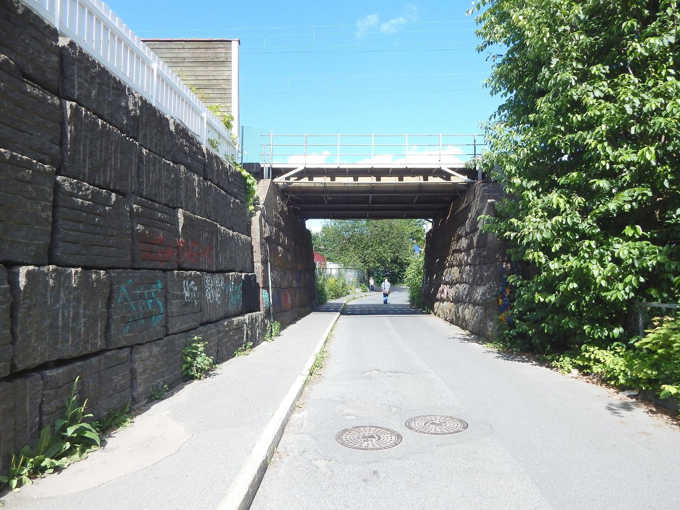 Rolf Hofmos gate under Gjøvikbanen