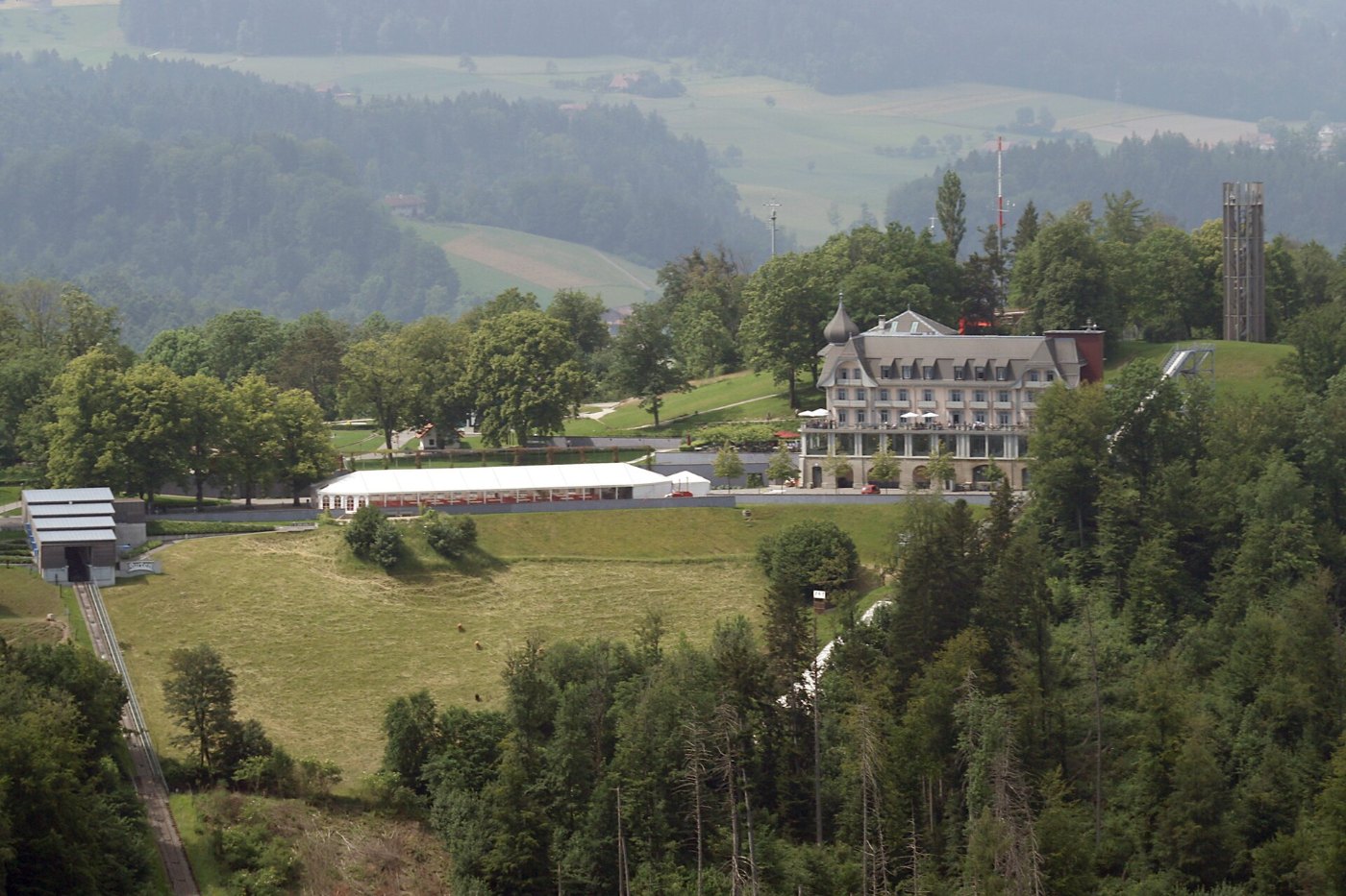 Die Gurtenbahn auf dem Weg hinauf zum Gurten bei Bern