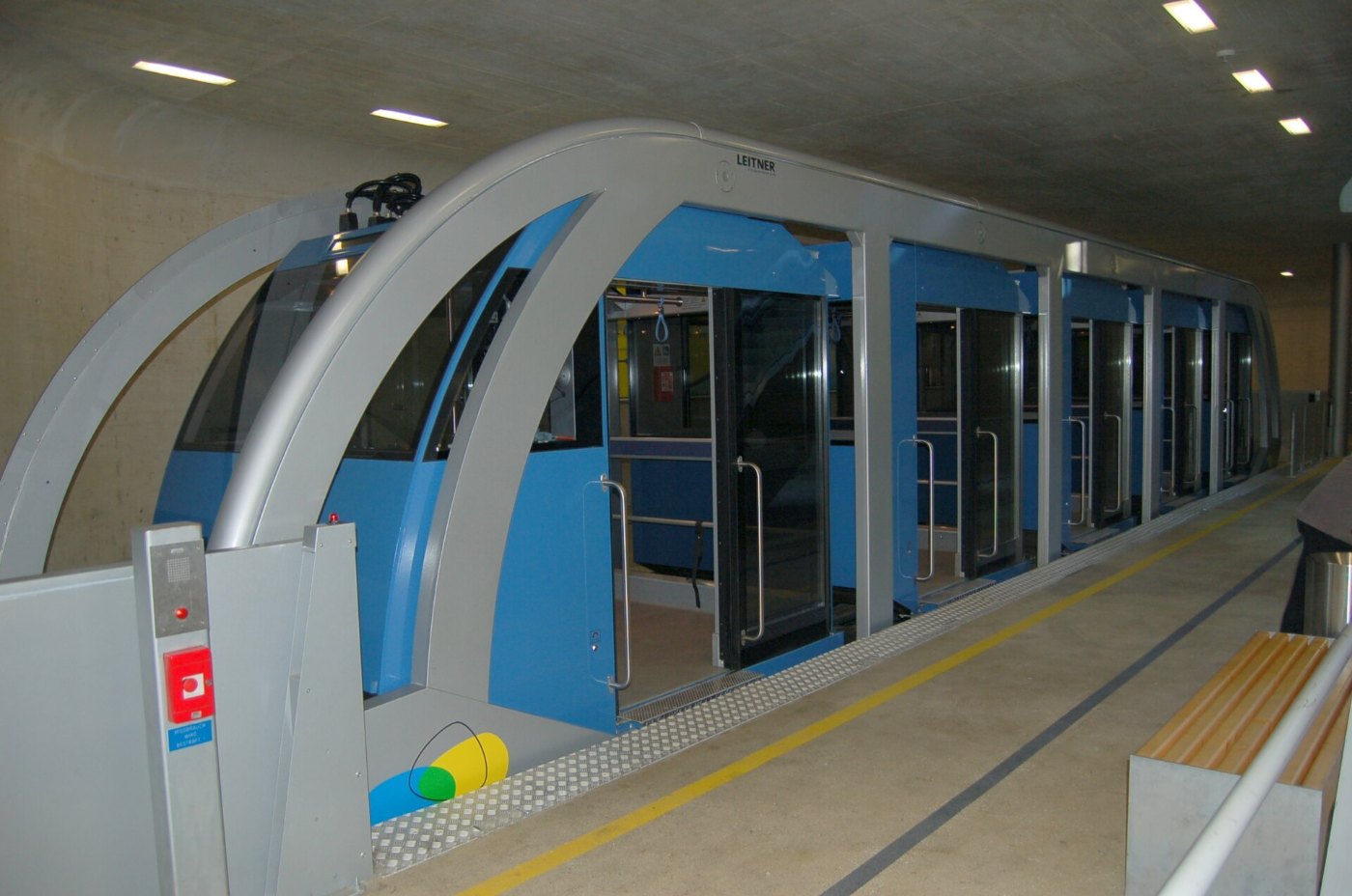 Ein Wagen der Hungerburgbahn über dem Inn