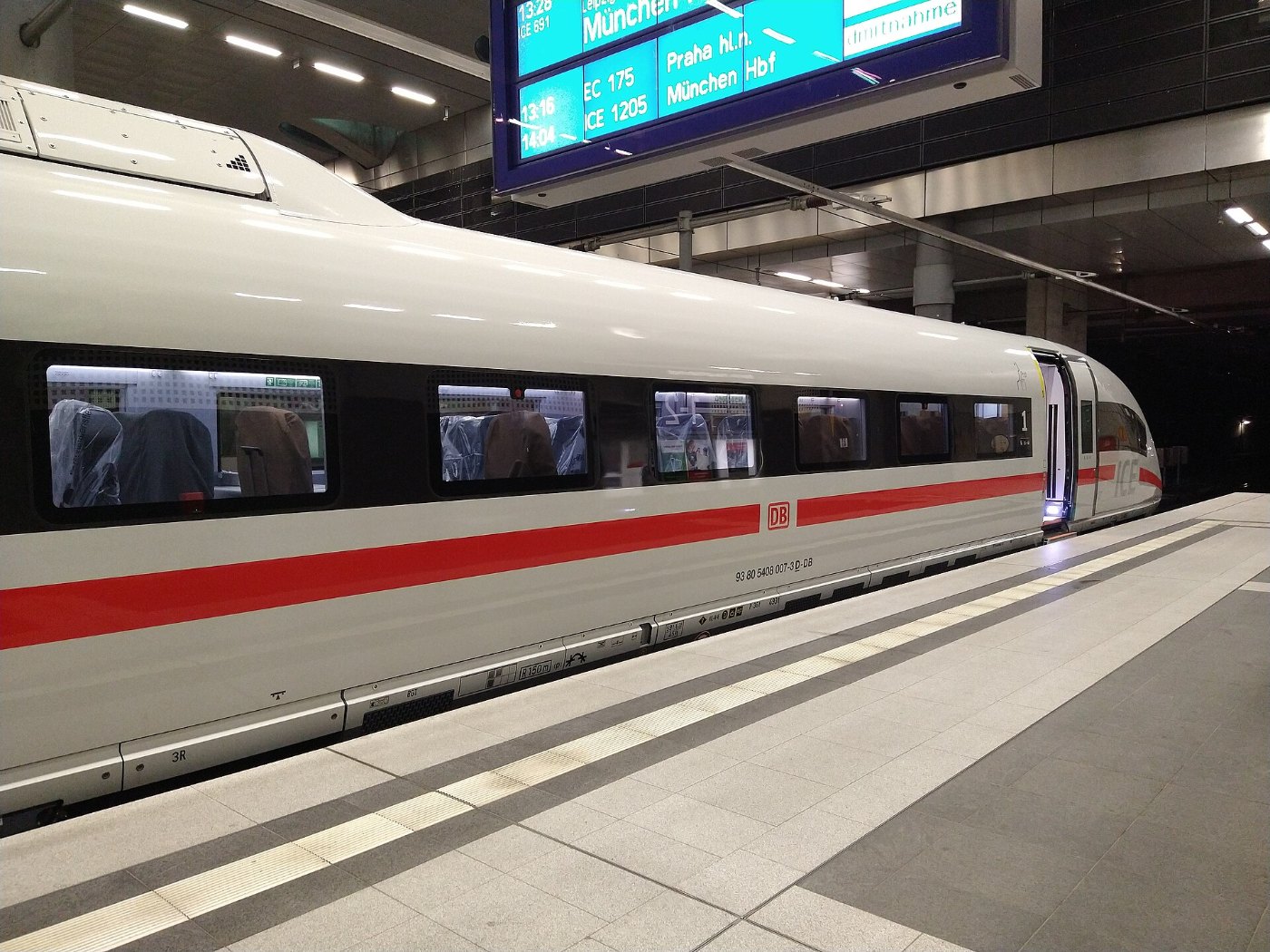 ICE 3neo im Bahnhof