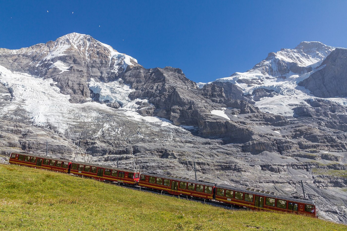 Komposition der Jungfraubahn vor Mönch und Jungfrau