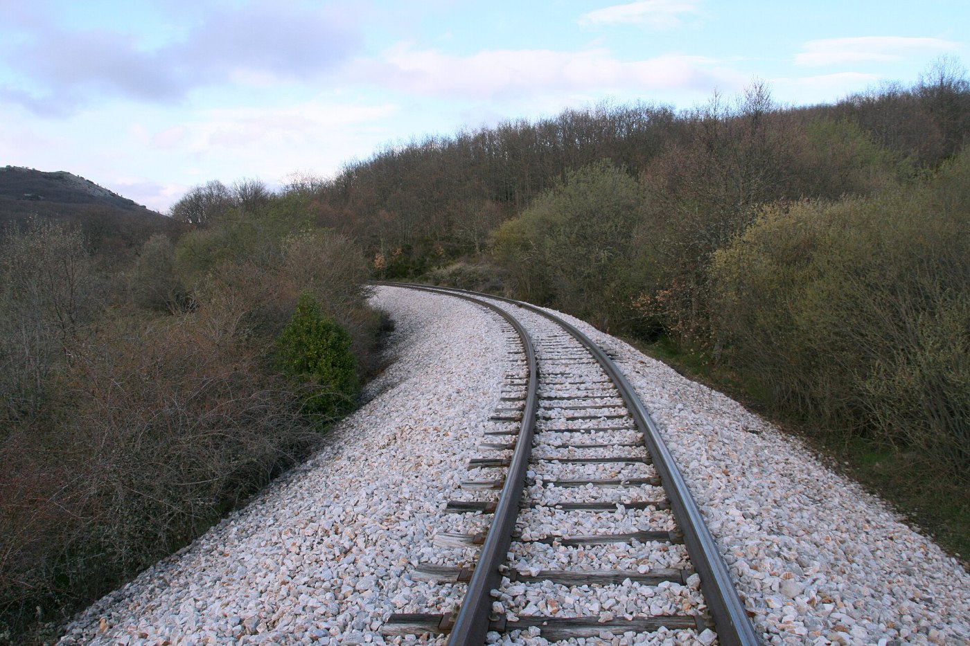 Ferrocarril de La Robla sobre la ruta de la Tejeda de Tosande (4 de abri