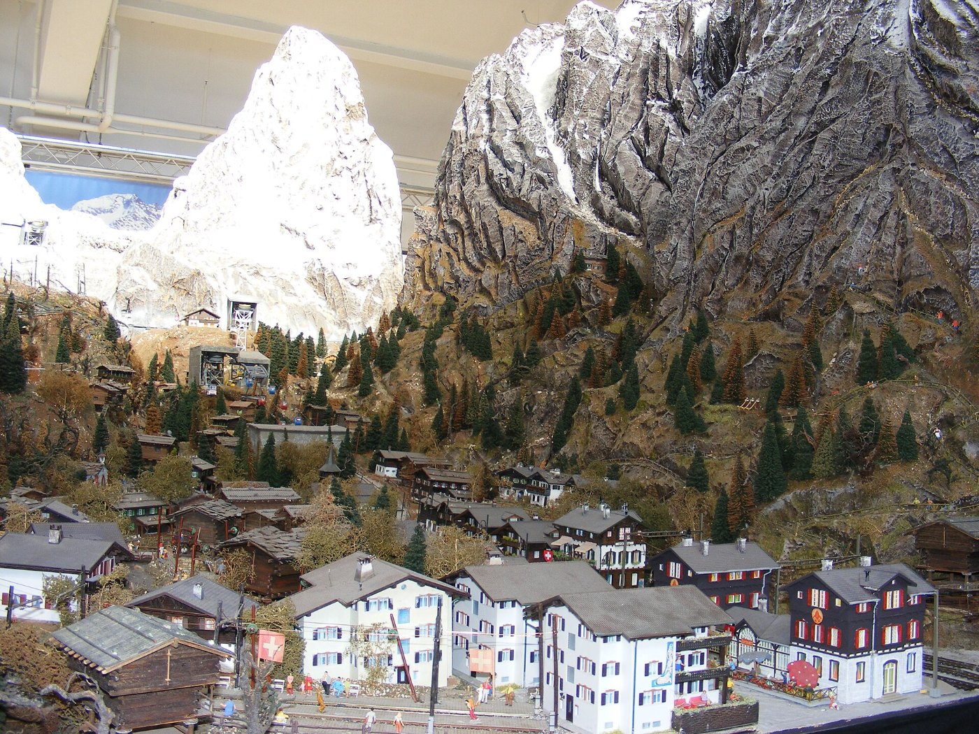 Ein Zug der Matterhorn-Gotthard-Bahn in den Schweizer Alpen