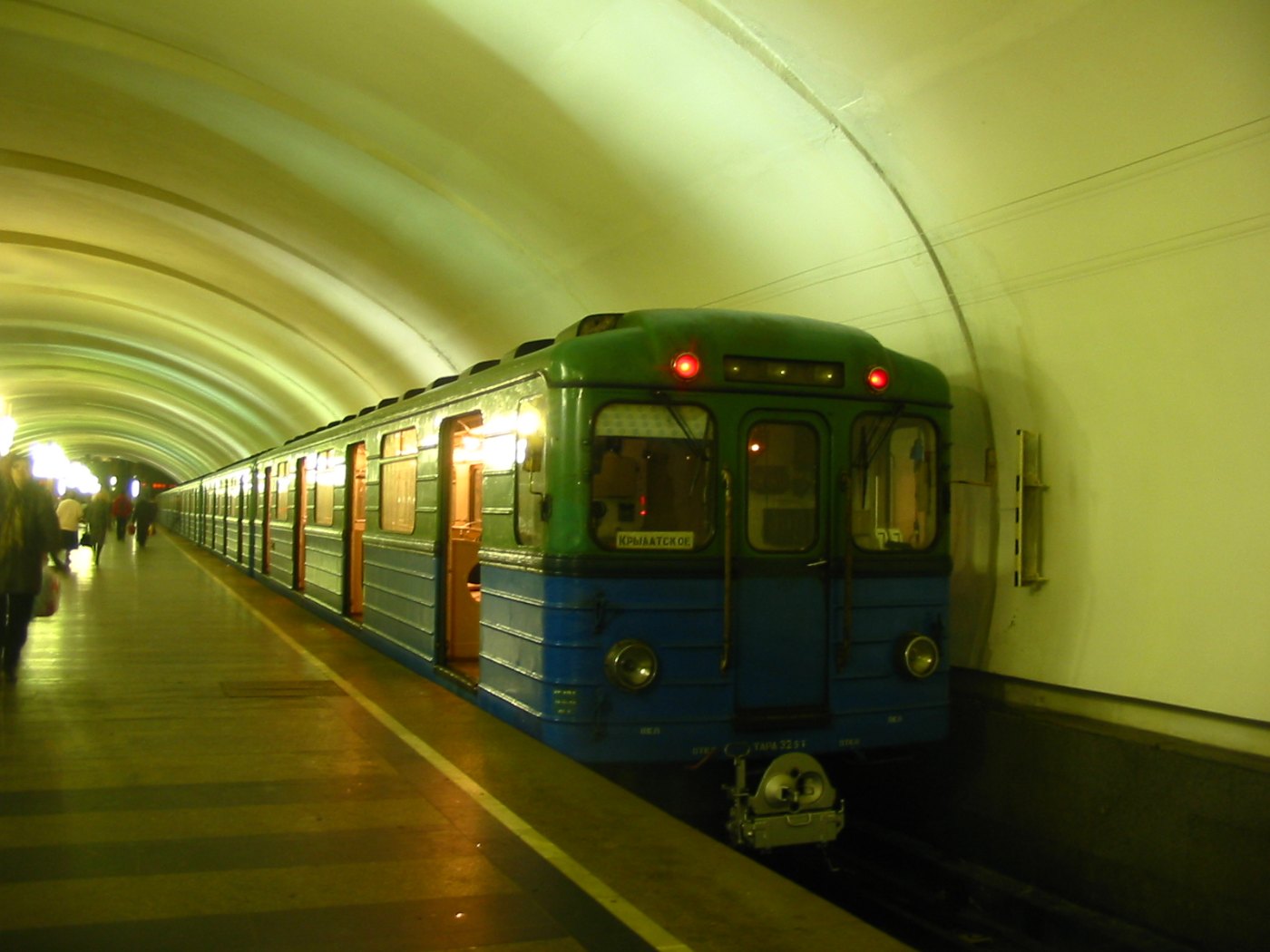 Bahnsteig der Moskauer Metro mit einfahrendem Zug