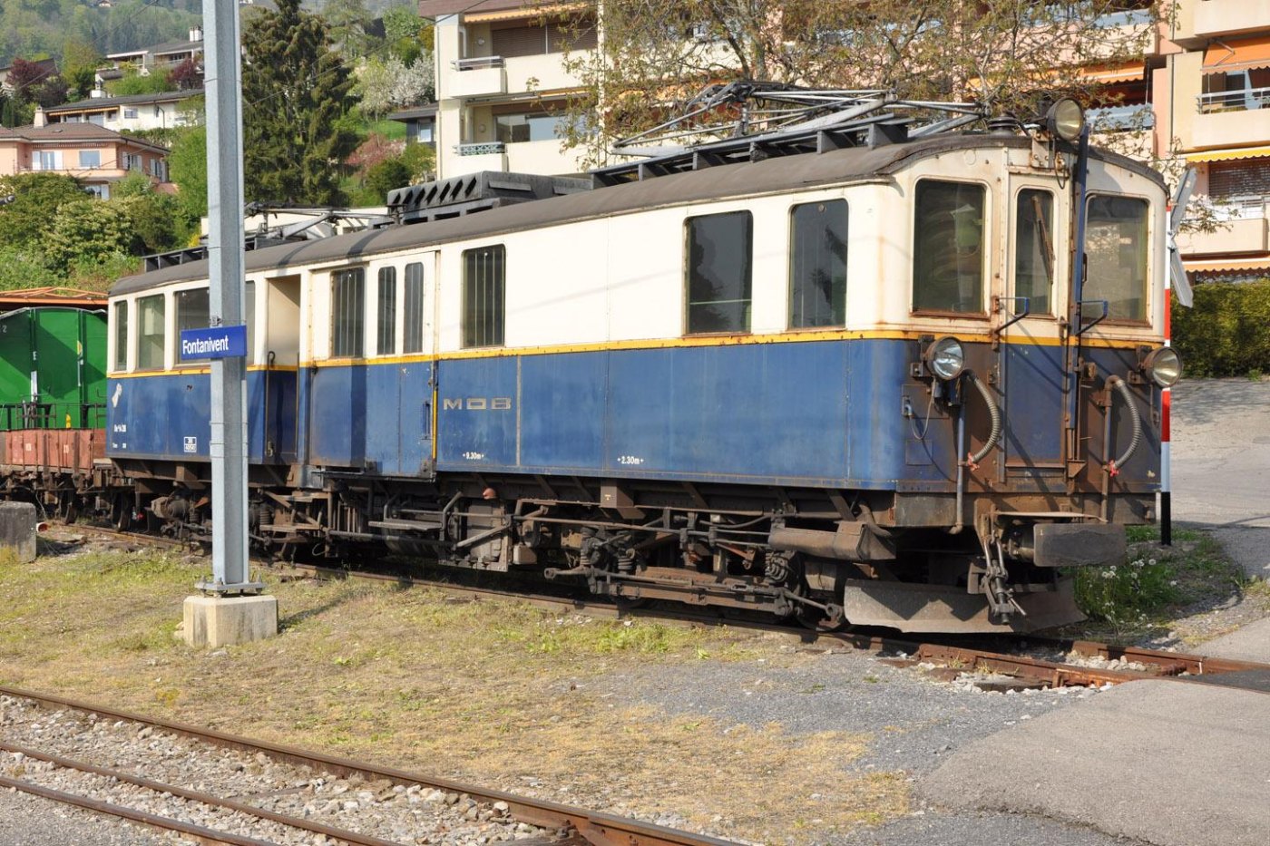 Ein Panoramazug der Montreux-Oberland-Bahn in den Waadtländer Alpen