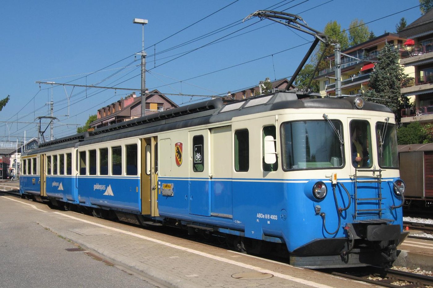 Die Montreux-Oberland-Bahn über dem Genfersee