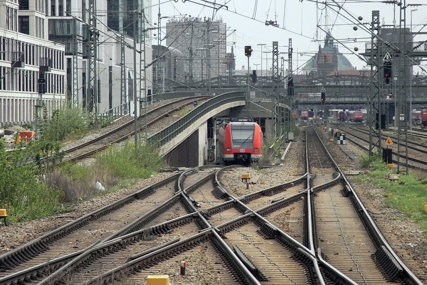 Eine S-Bahn an einer Station der Münchner Stammstrecke