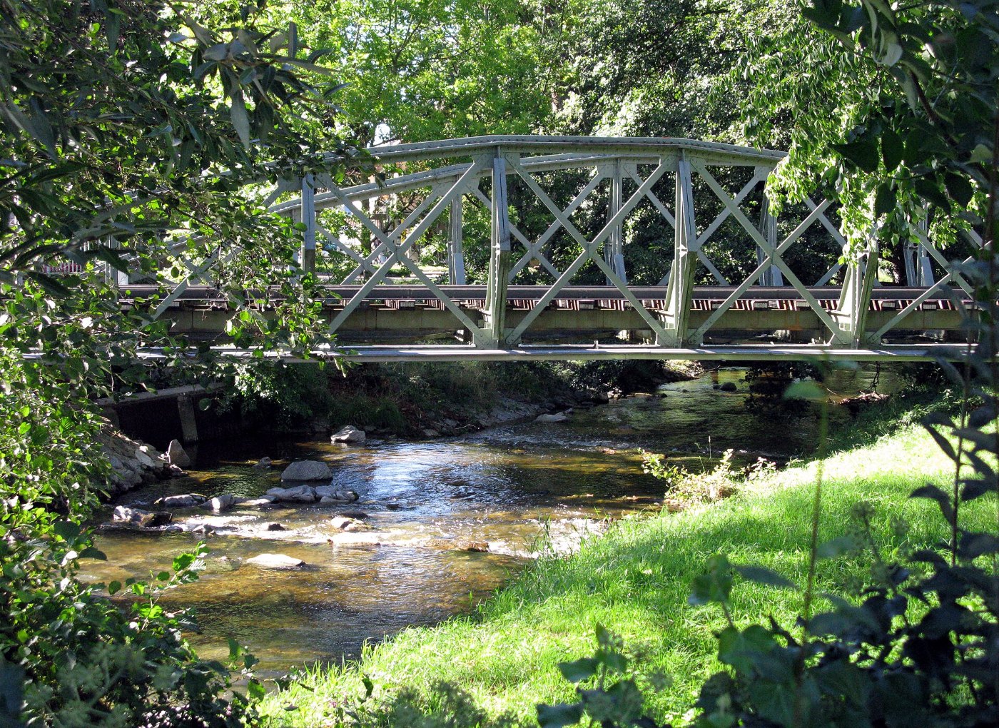 Neumagen mit Brücke der Münstertalbahn in Staufen