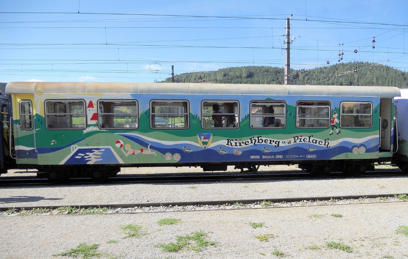 Ein Zug der Mariazellerbahn in den niederösterreichischen Alpen
