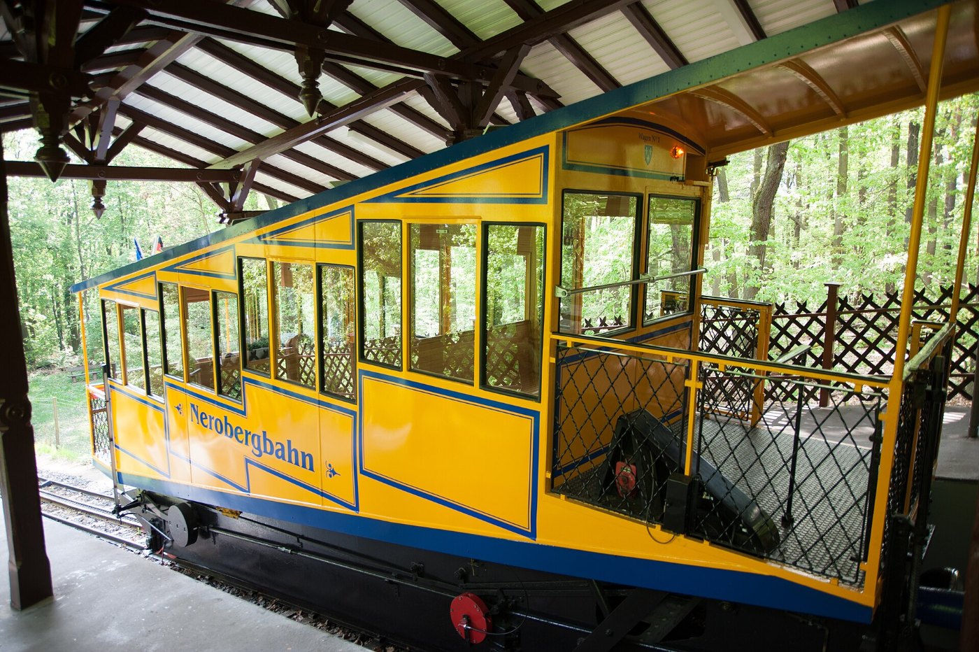 Die Nerobergbahn in Wiesbaden am bewaldeten Hang