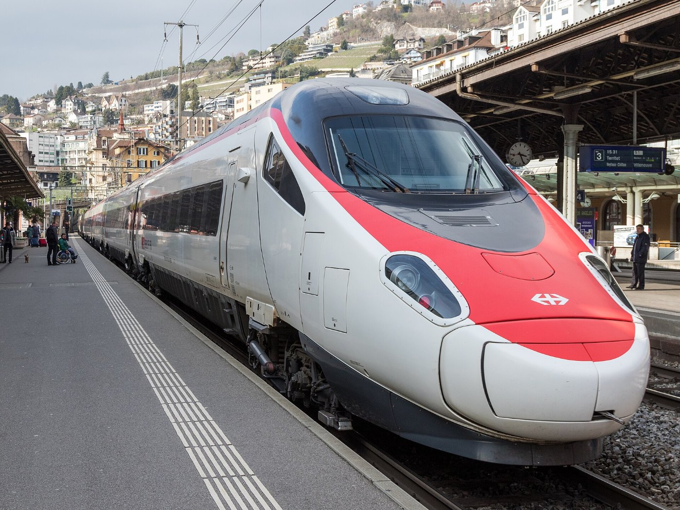 SBB ETR 610 hält in Montreux