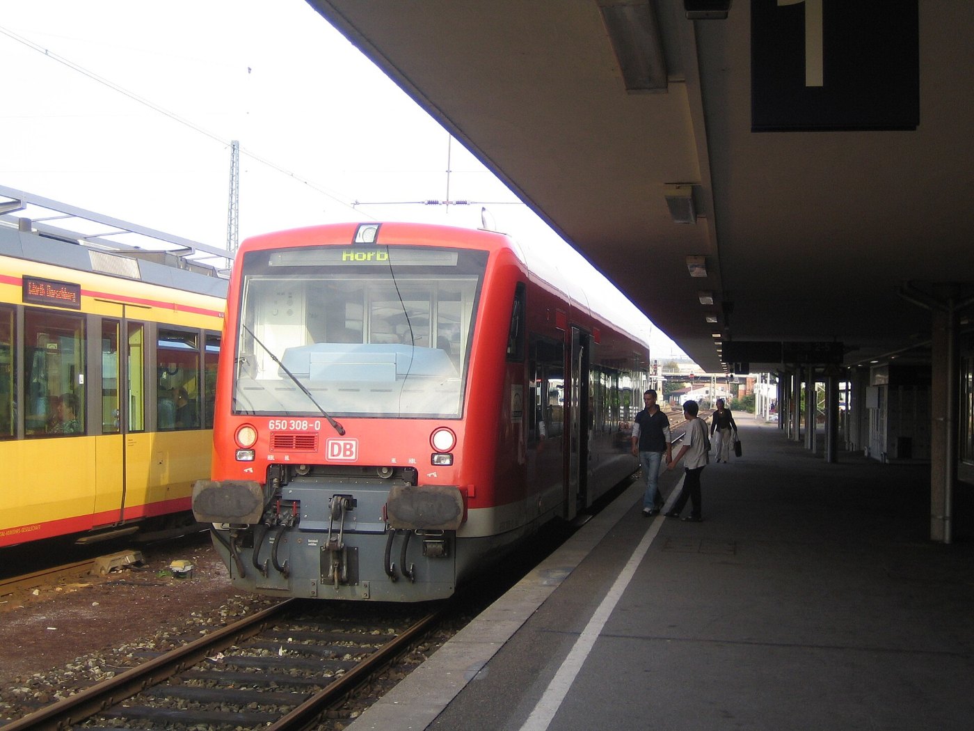 Zug der Nagoldtalbahn in Pforzheim
