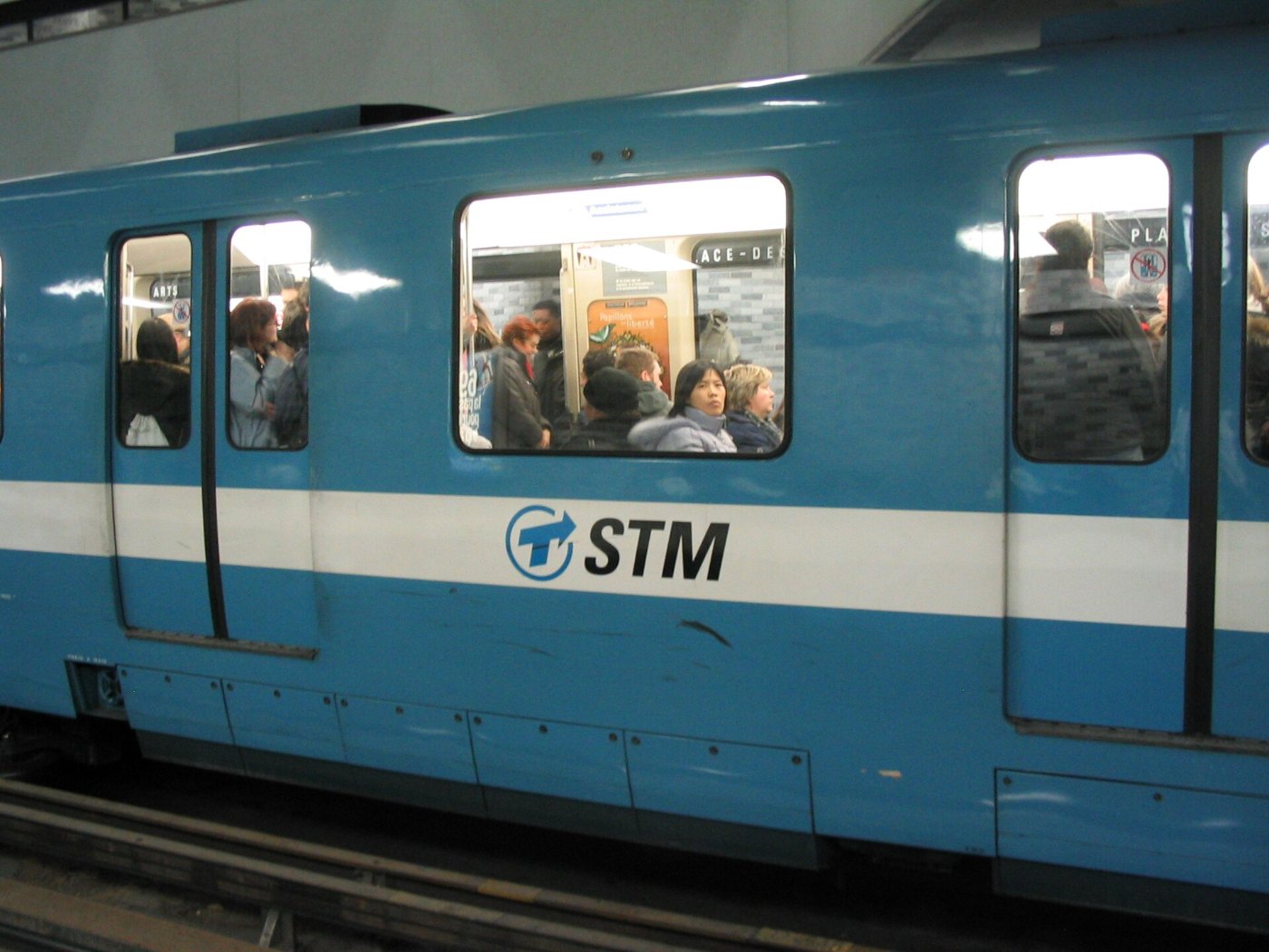 Zug der Metro Montreal auf Gummireifen