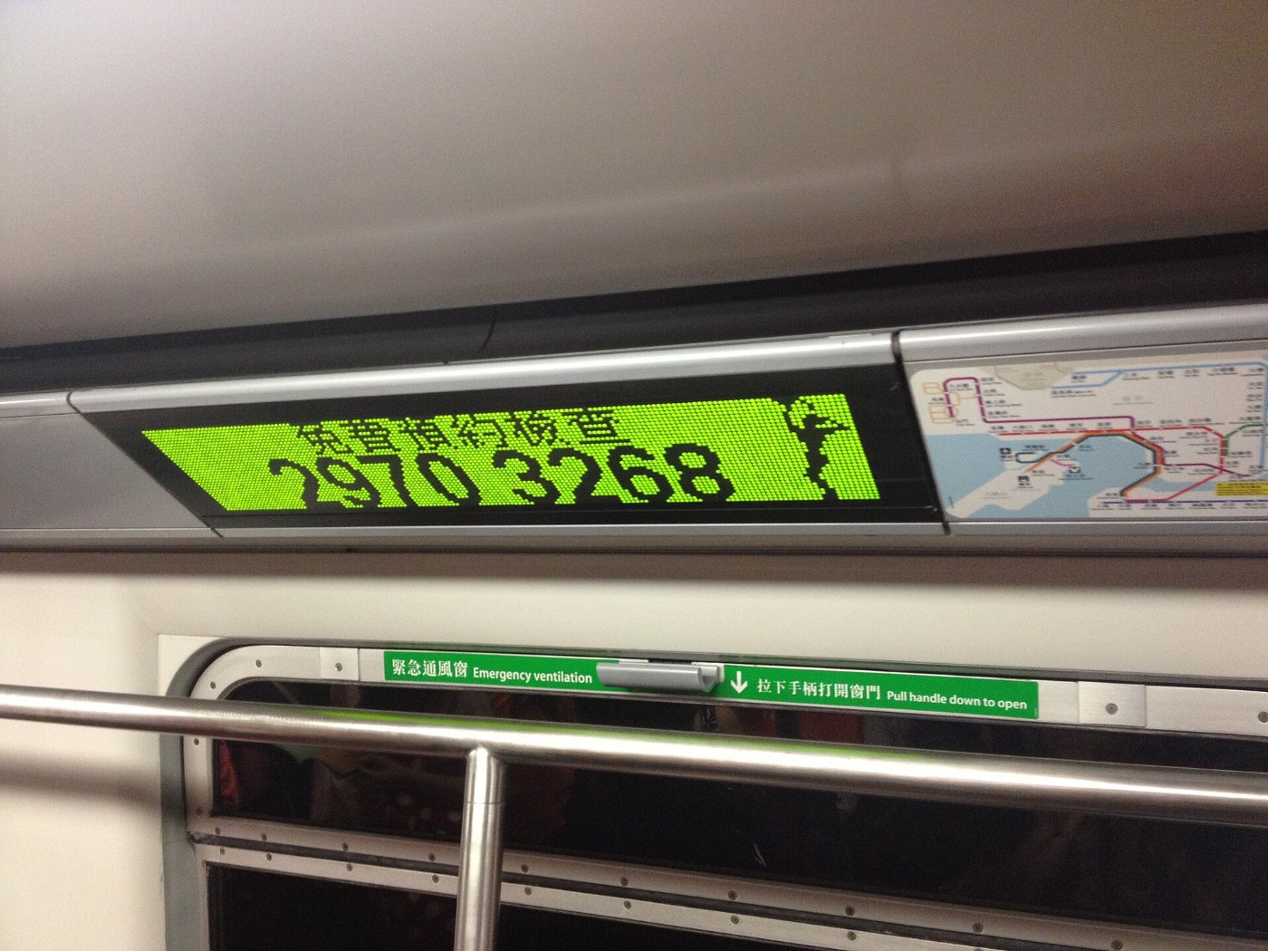 Fahrgäste auf einem Bahnsteig der MTR