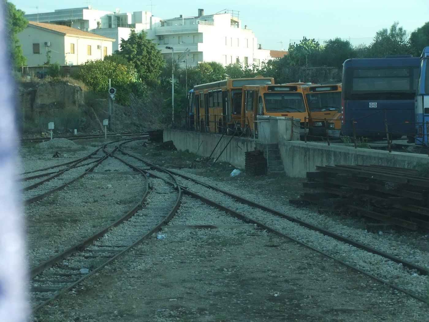 I vecchi mezzi nel deposito di via Fermi ad Alghero. Si possono notare g