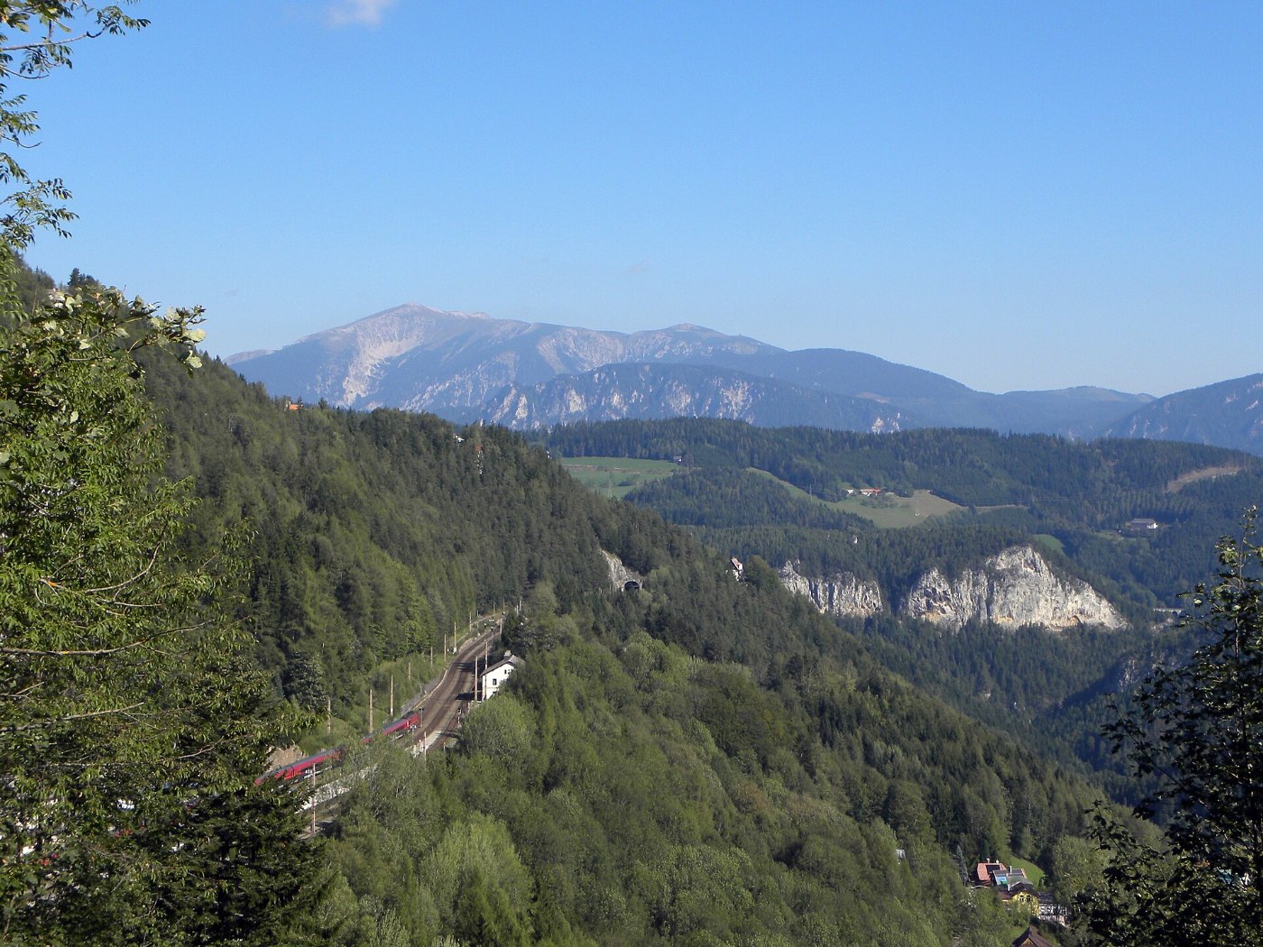 Semmering Semmeringbahn mit Streckenwärterhäuschen und Kartnerkogel Tunn