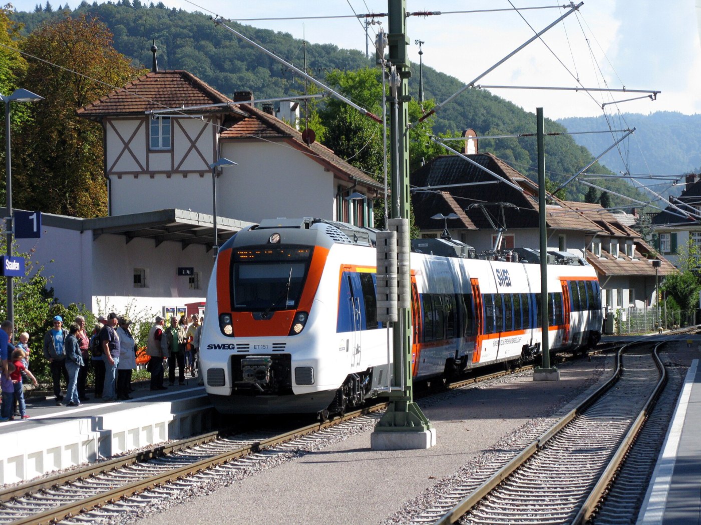 Bombardier Talent 2 der SWEG im Bahnhof Staufen