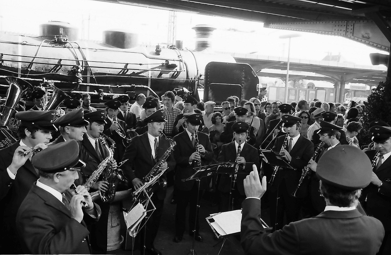 Villingen Gäste und Musikkapelle (Bundesbahnkapelle) auf dem Bahnsteig L