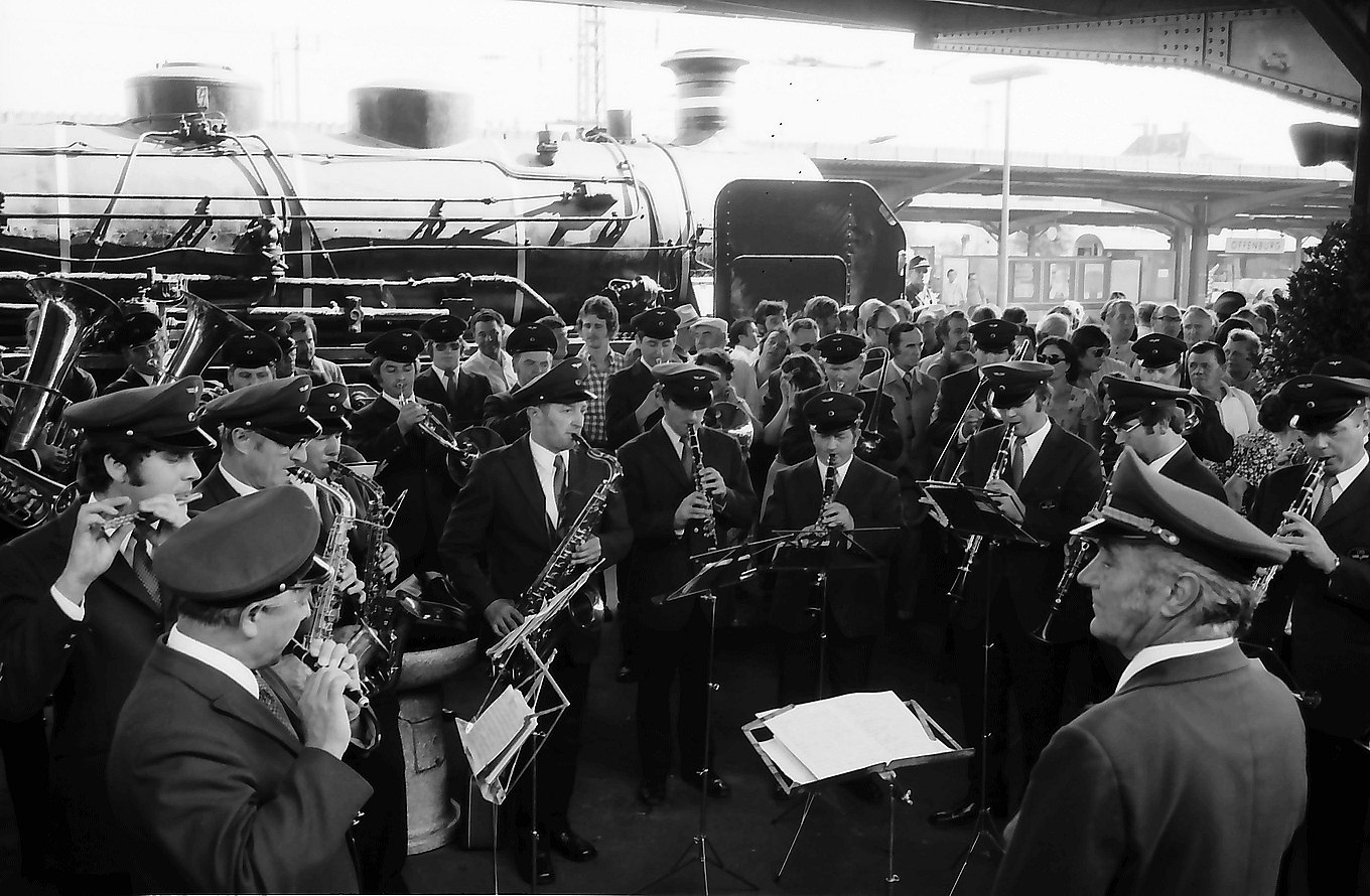 Villingen Gäste und Musikkapelle (Bundesbahnkapelle) auf dem Bahnsteig L