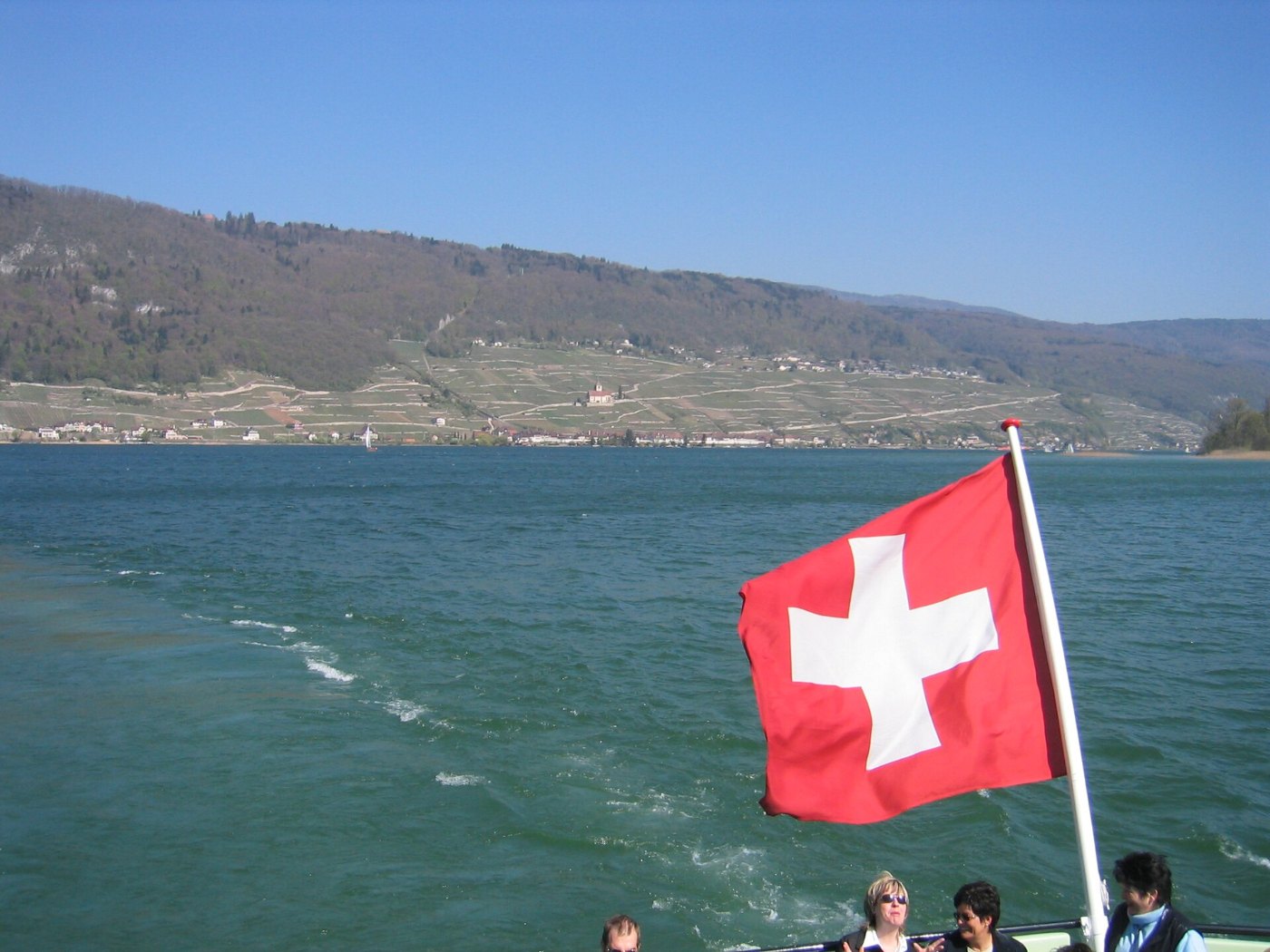 Ein Wagen der vinifuni-Standseilbahn über dem Bielersee