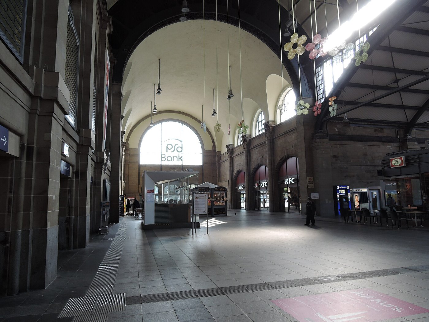 Wiesbaden Hauptbahnhof innen 2