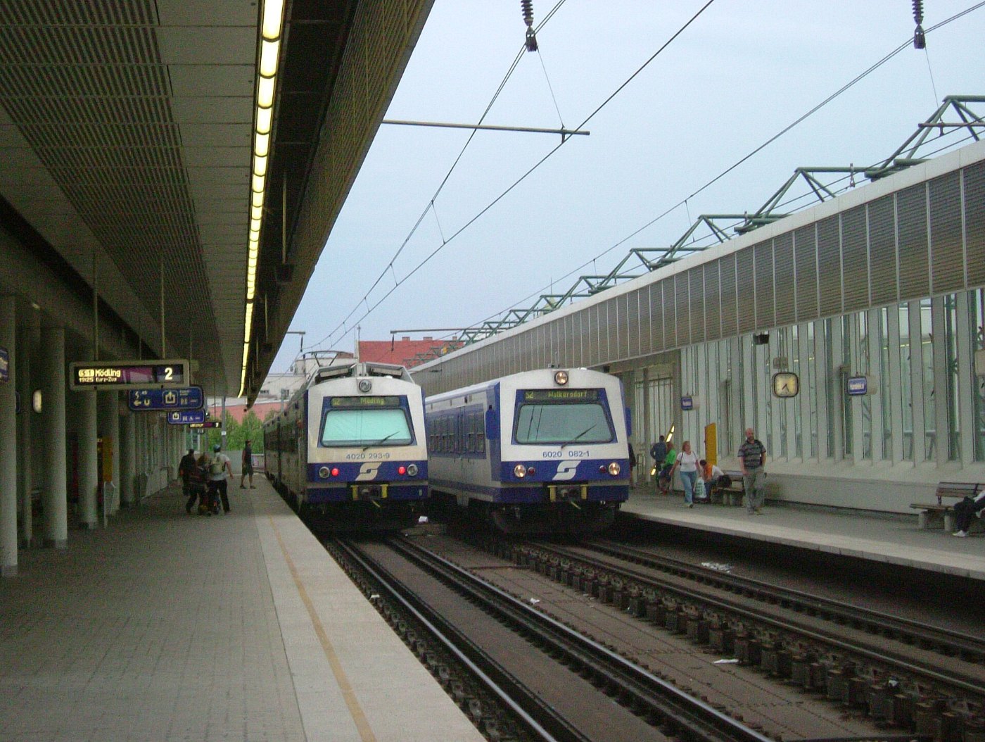 Eine Schnellbahn auf der Wiener Stammstrecke