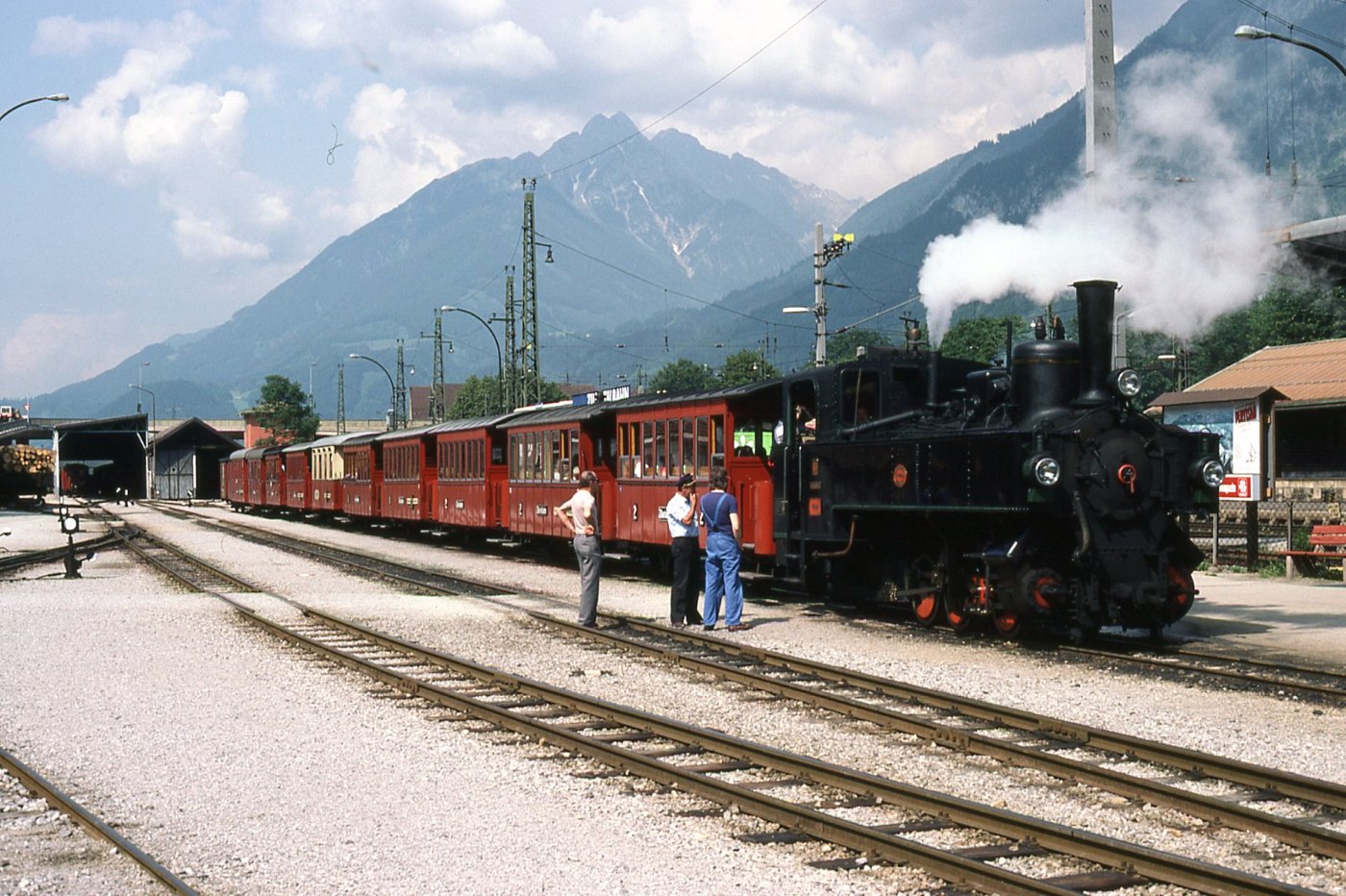 Ein Zug der Zillertalbahn im Tiroler Zillertal